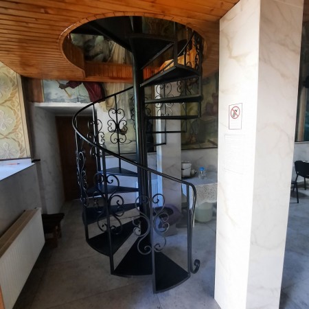 Винтовая компактная лестница из металла A-52